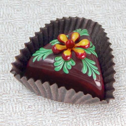 Click to view detail for HG-158 Choc Triangle Treat with Flower Cherry/Mango $50